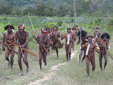 Neuguinea, West-Papua: Besuch in der Steinzeit - Begrung